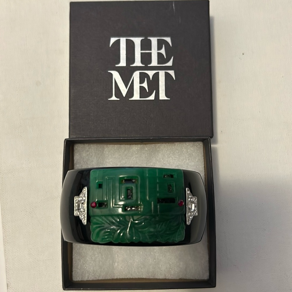 Metropolitan Muséum of Art Art Deco black lacquer and jade bracelet.